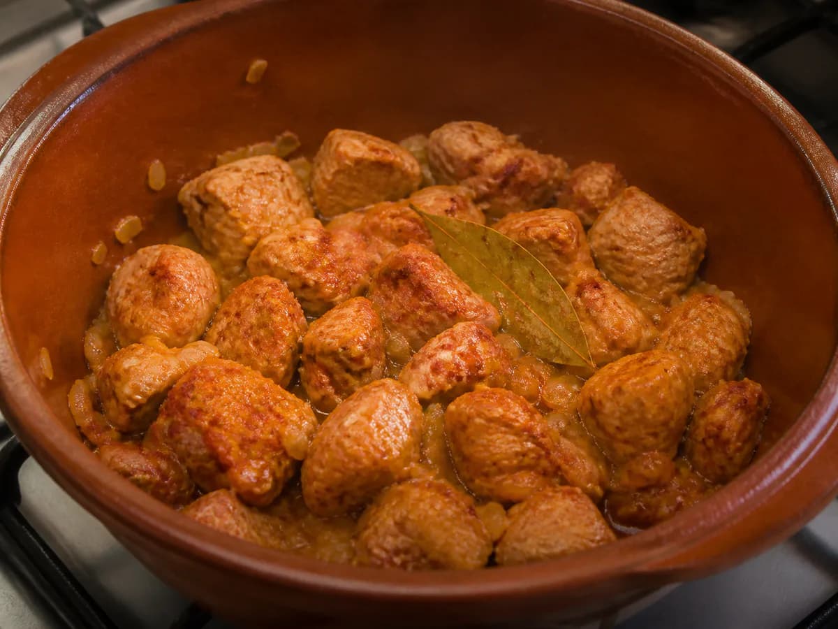 Preparação de Carne de Porco com Grão durante a confeção