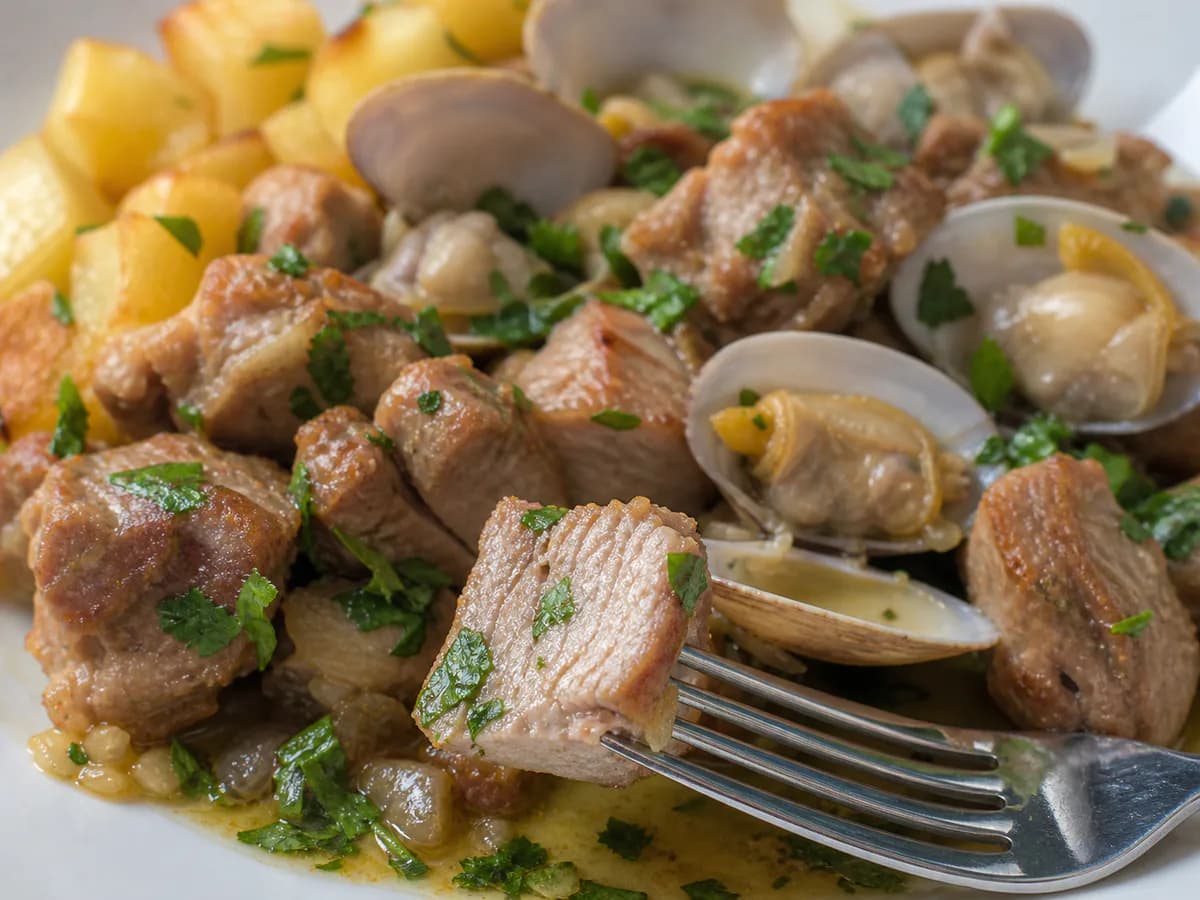 Pormenor de uma porção de Carne de Porco à Alentejana com Banha