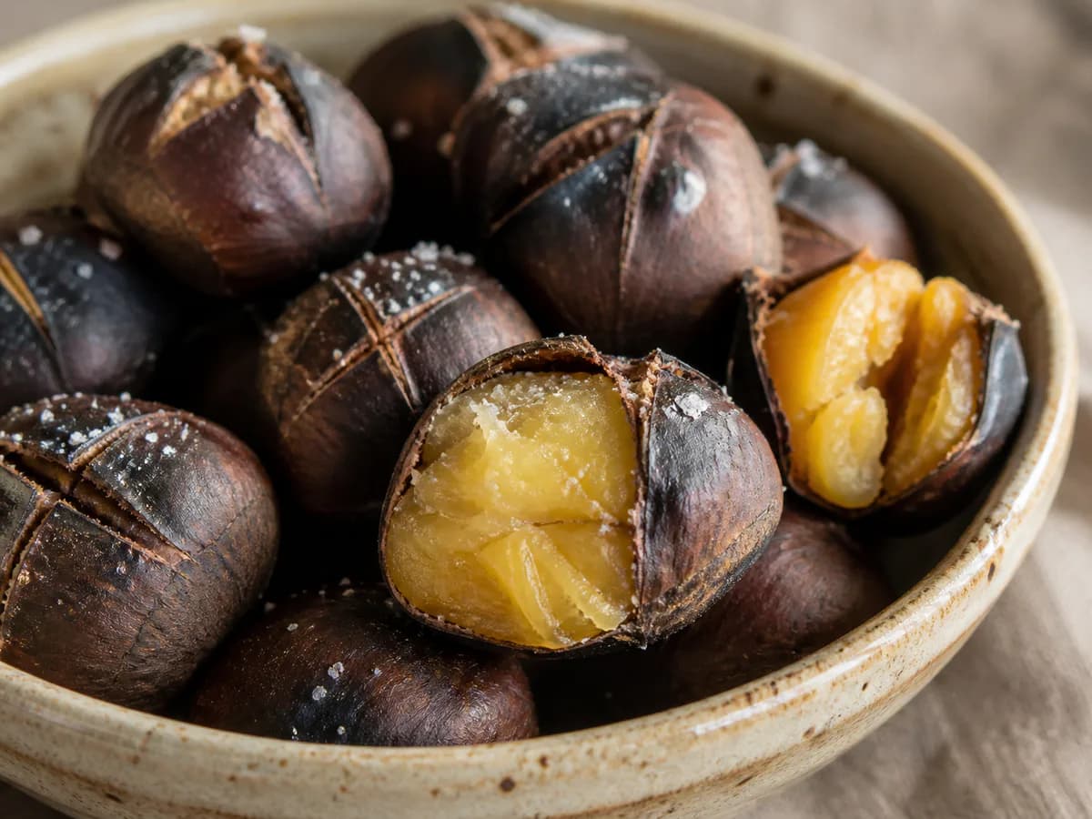 Pormenor de uma porção de Castanhas Assadas Com Sal (No Fogão Sem Fumo)