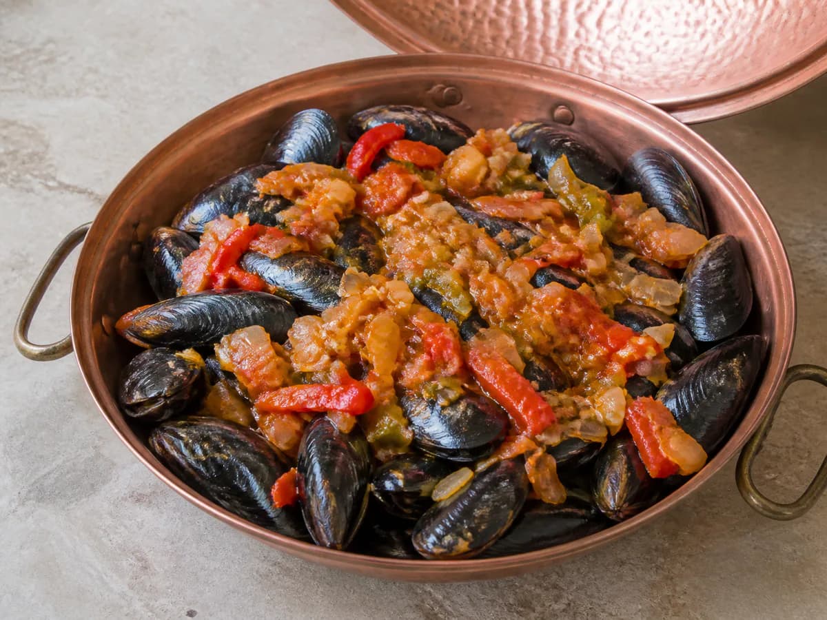 Preparação de Cataplana de Mexilhões à Algarvia durante a confeção