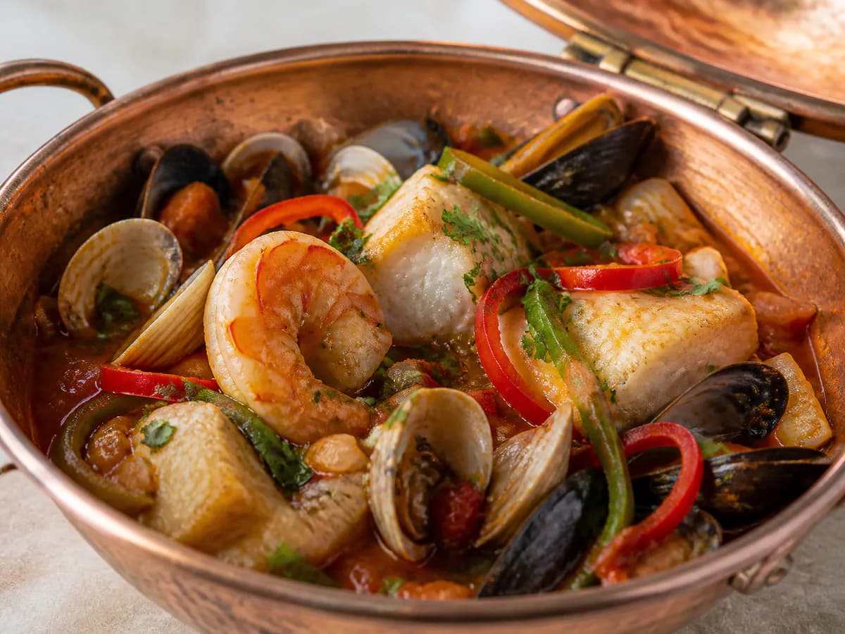 Pormenor de uma porção de Cataplana de Peixe e Marisco