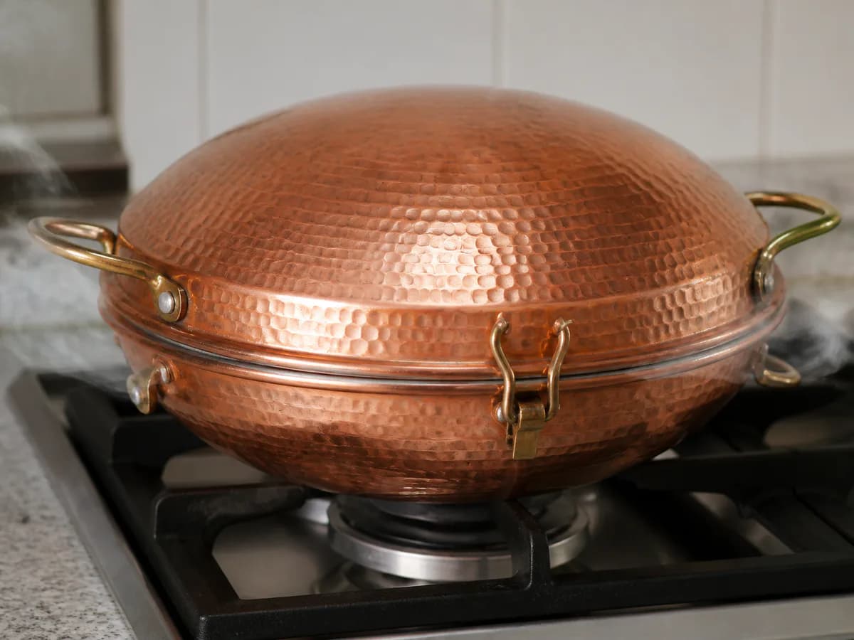 Preparação de Cataplana de Peixe e Marisco durante a confeção