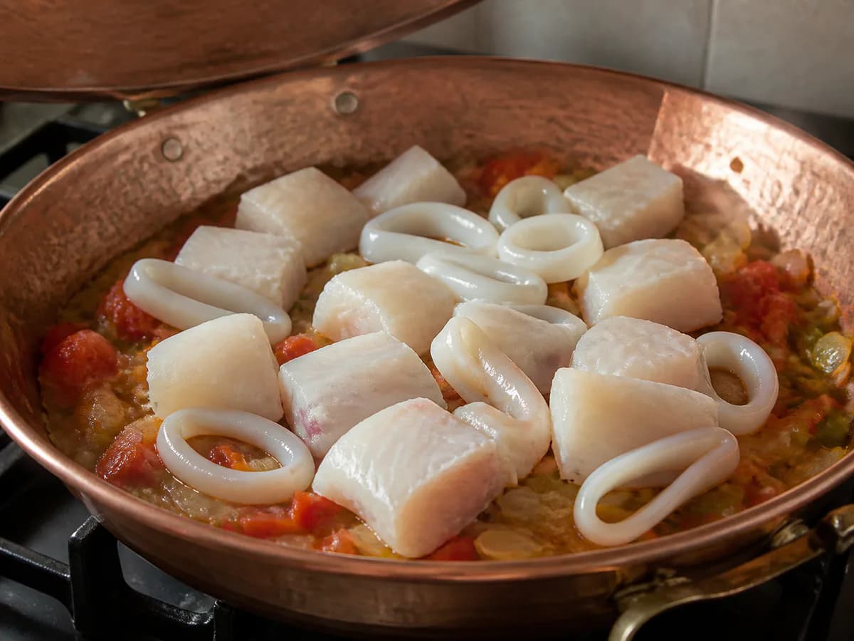 Preparação de Cataplana de Peixe e Marisco Variado durante a confeção