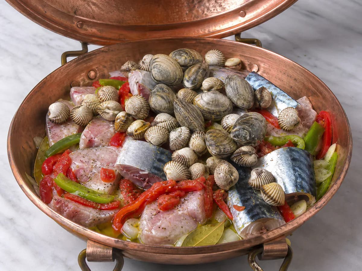 Preparação de Cataplana de Raia e Cavala com Ameijoas e Berbigão durante a confeção