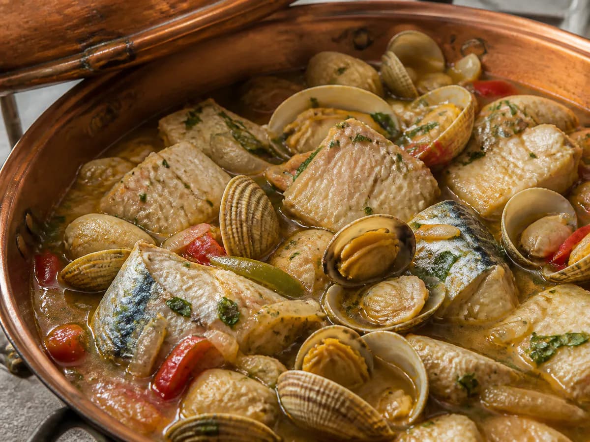 Pormenor de uma porção de Cataplana de Raia e Cavala com Ameijoas e Berbigão