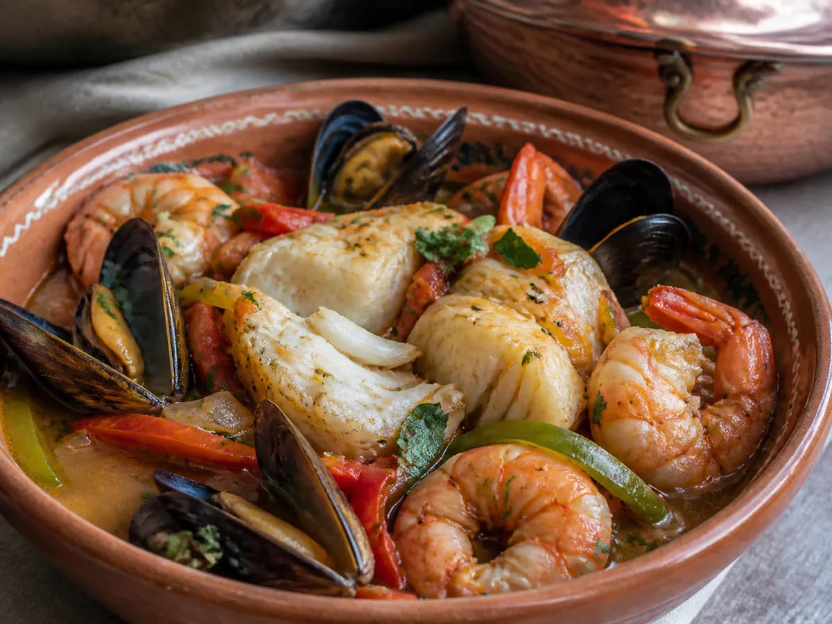 Pormenor de uma porção de Cataplana de Tamboril com Mexilhões e Camarão
