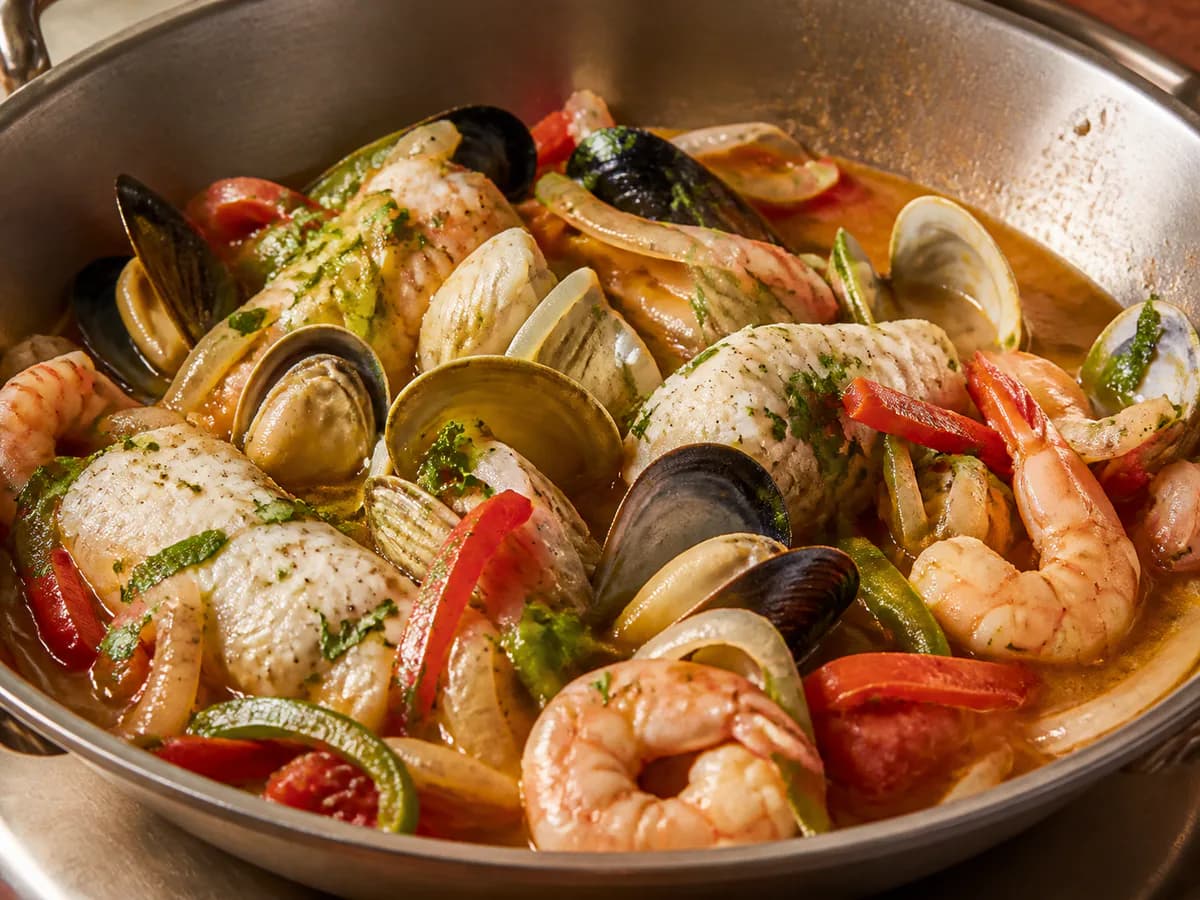Pormenor de uma porção de Cataplana de Peixe e Marisco de Vila Real de Santo António