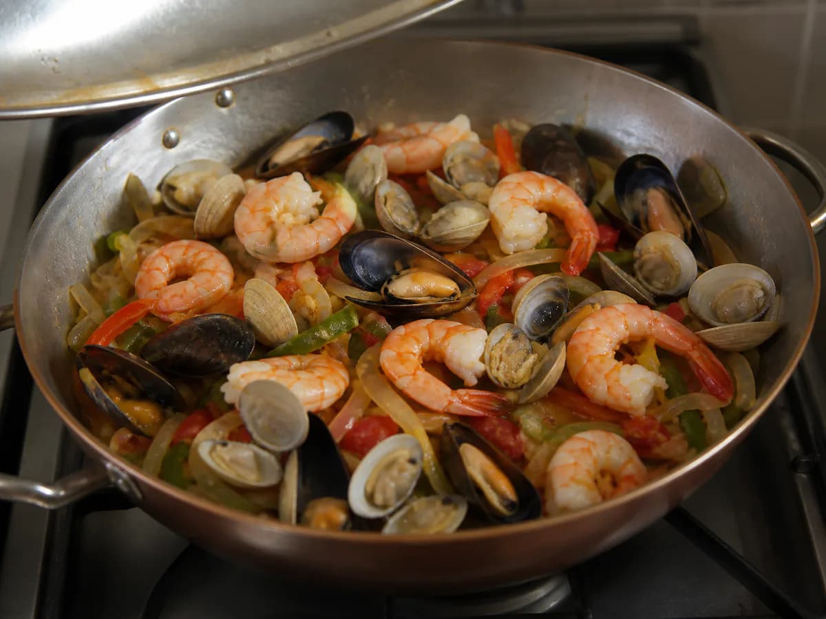 Preparação de Cataplana de Peixe e Marisco de Vila Real de Santo António durante a confeção