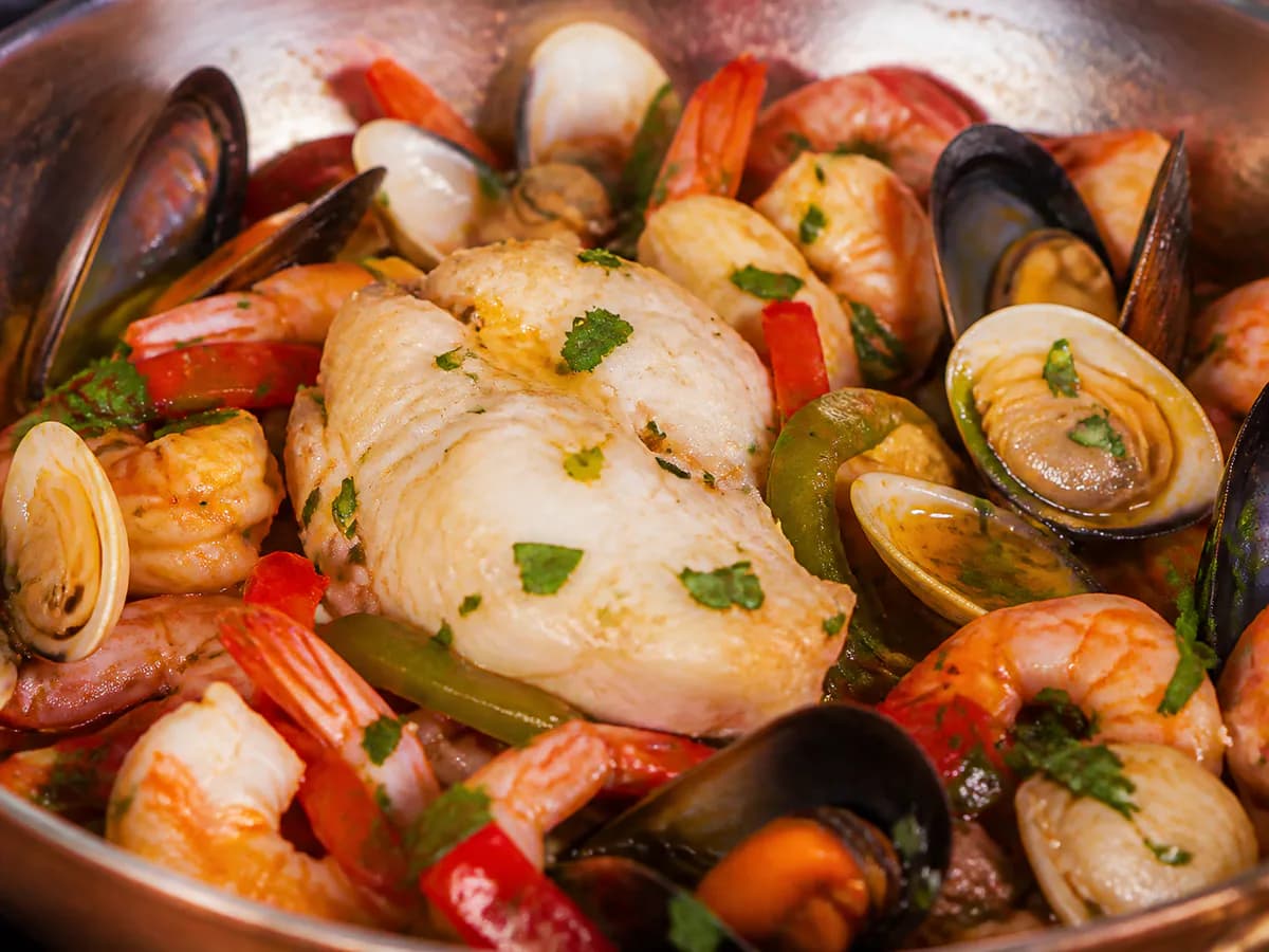 Pormenor de uma porção de Cataplana de Peixe e Marisco à Vila Real de Santo António