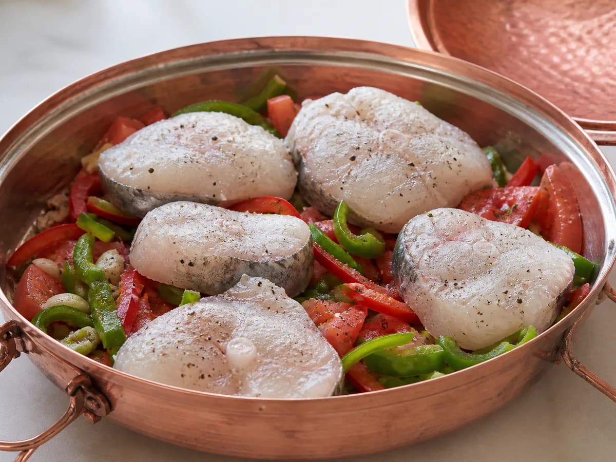 Preparação de Cataplana de Peixe e Marisco à Vila Real de Santo António durante a confeção