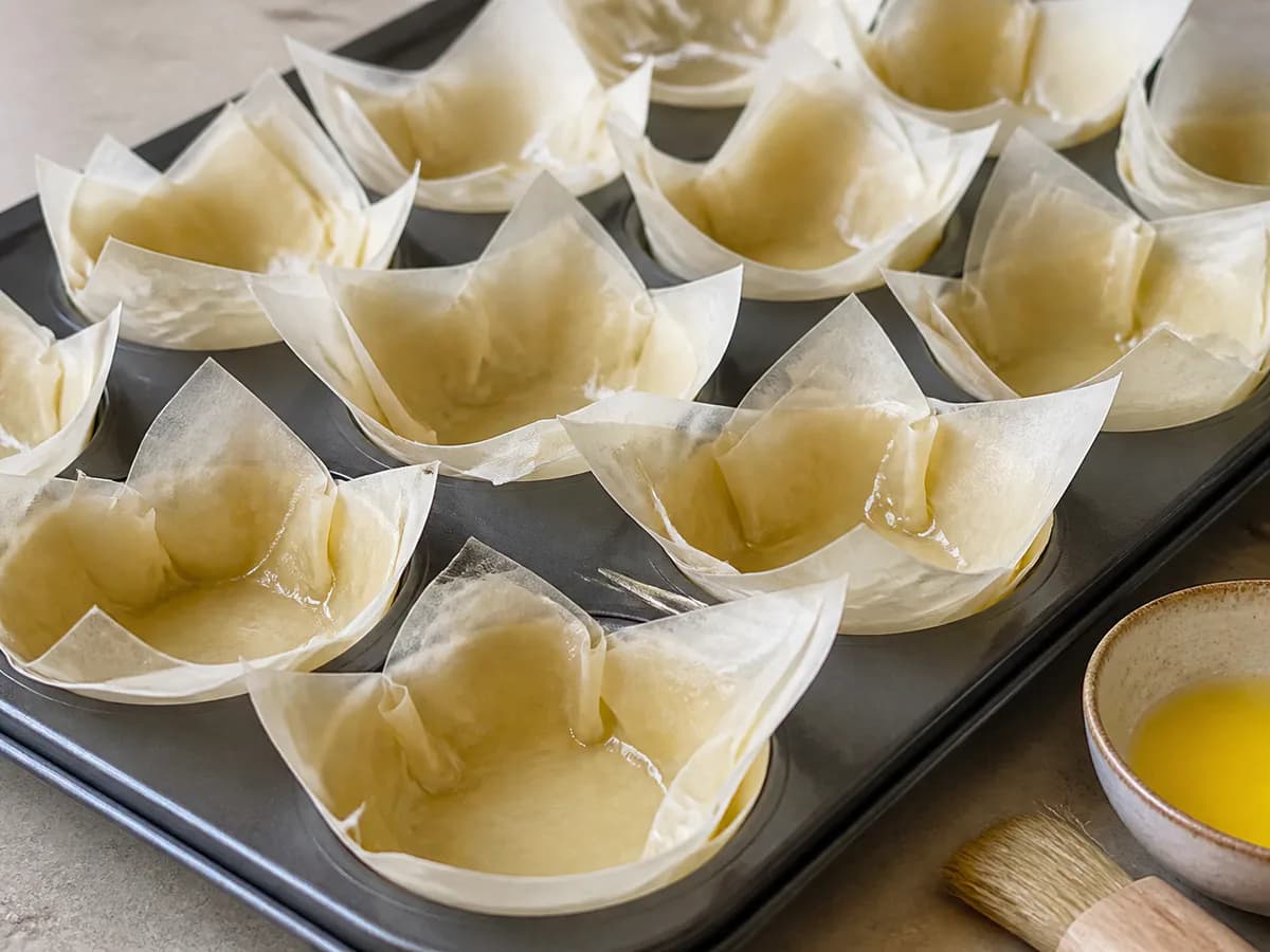 Preparação de Cestinhos de Chocolate com Creme de Queijo durante a confeção