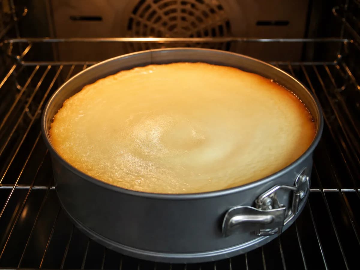 Preparação de Cheesecake de Morango Cremoso durante a confeção