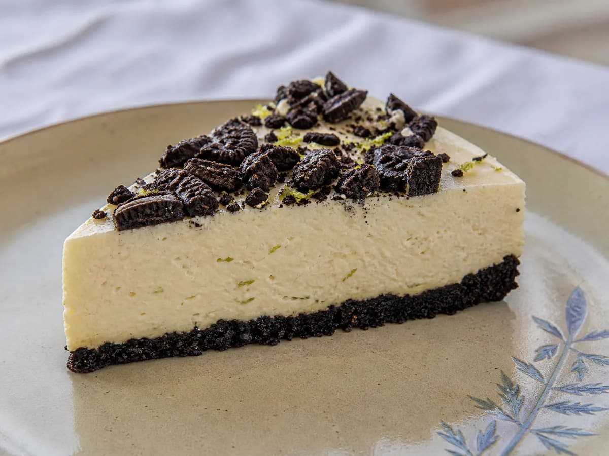 Pormenor de uma porção de Cheesecake de Oreo e Lima