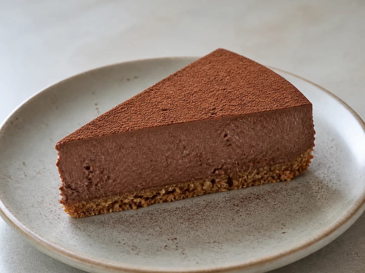 Pormenor de uma porção de Cheesecake Vegetariano de Chocolate