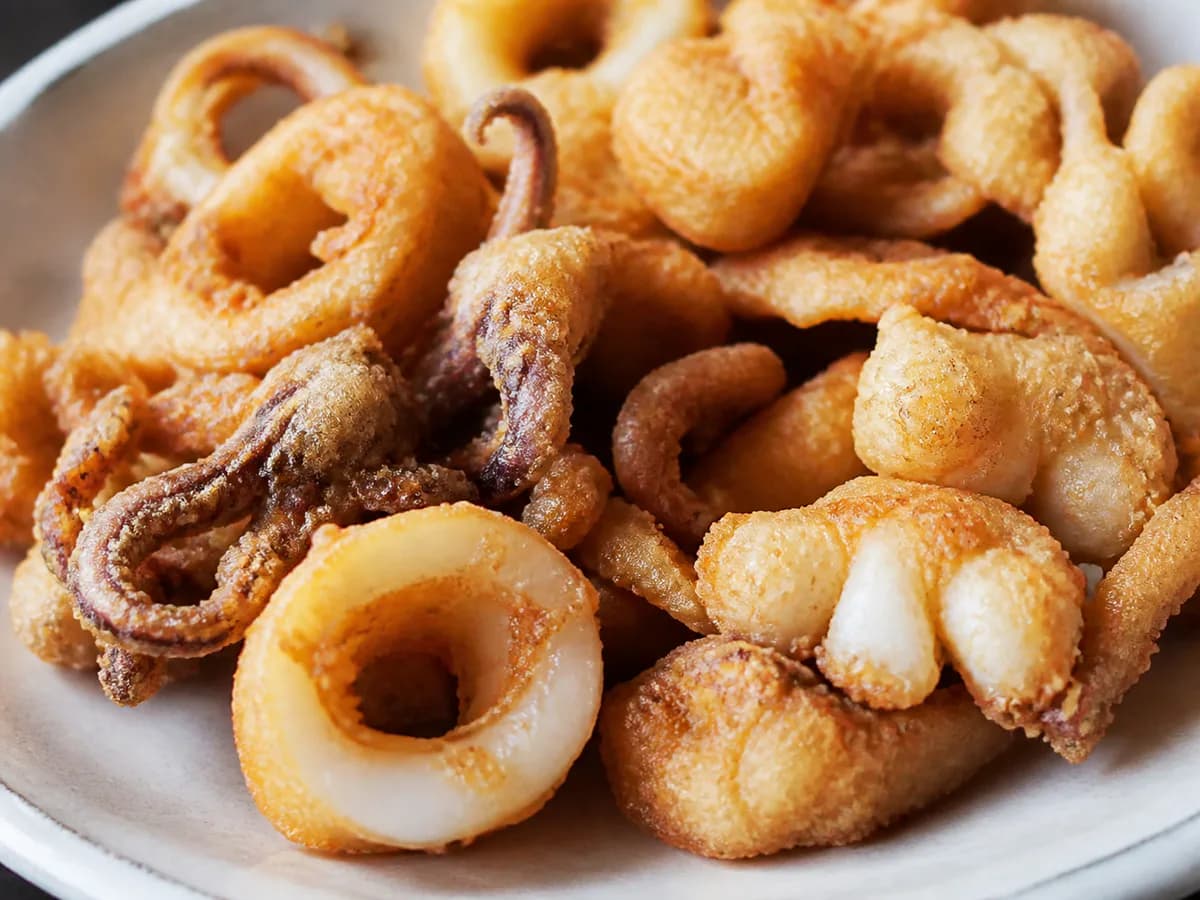Pormenor de uma porção de Choco Frito à Moda de Setúbal