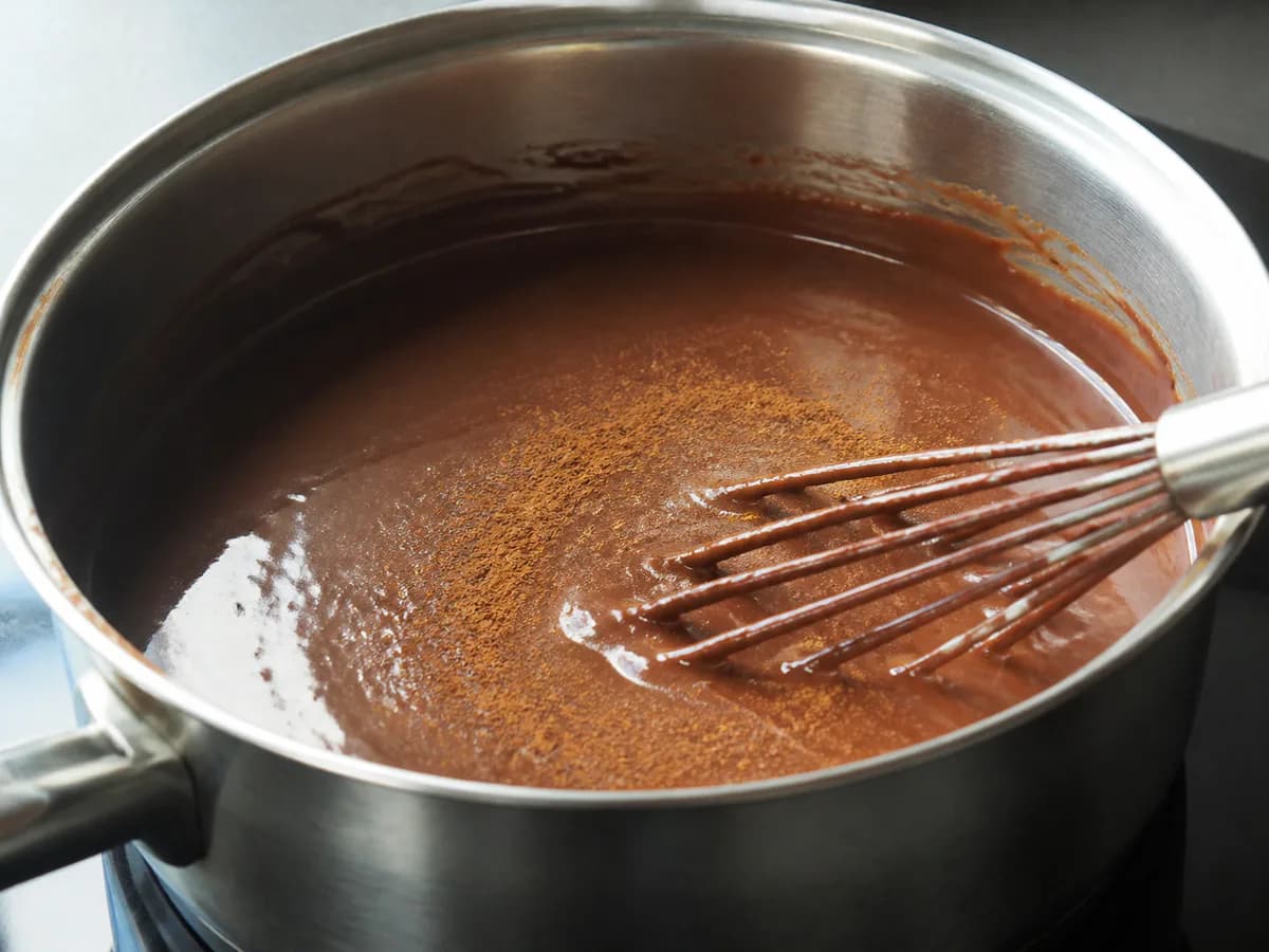 Preparação de Chocolate Quente Cremoso à Portuguesa durante a confeção