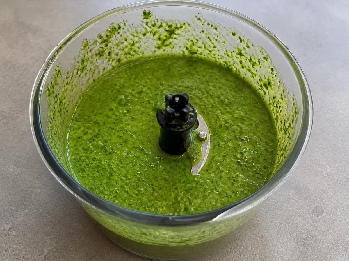 Preparação de Chocos Grelhados com Molho Verde durante a confeção