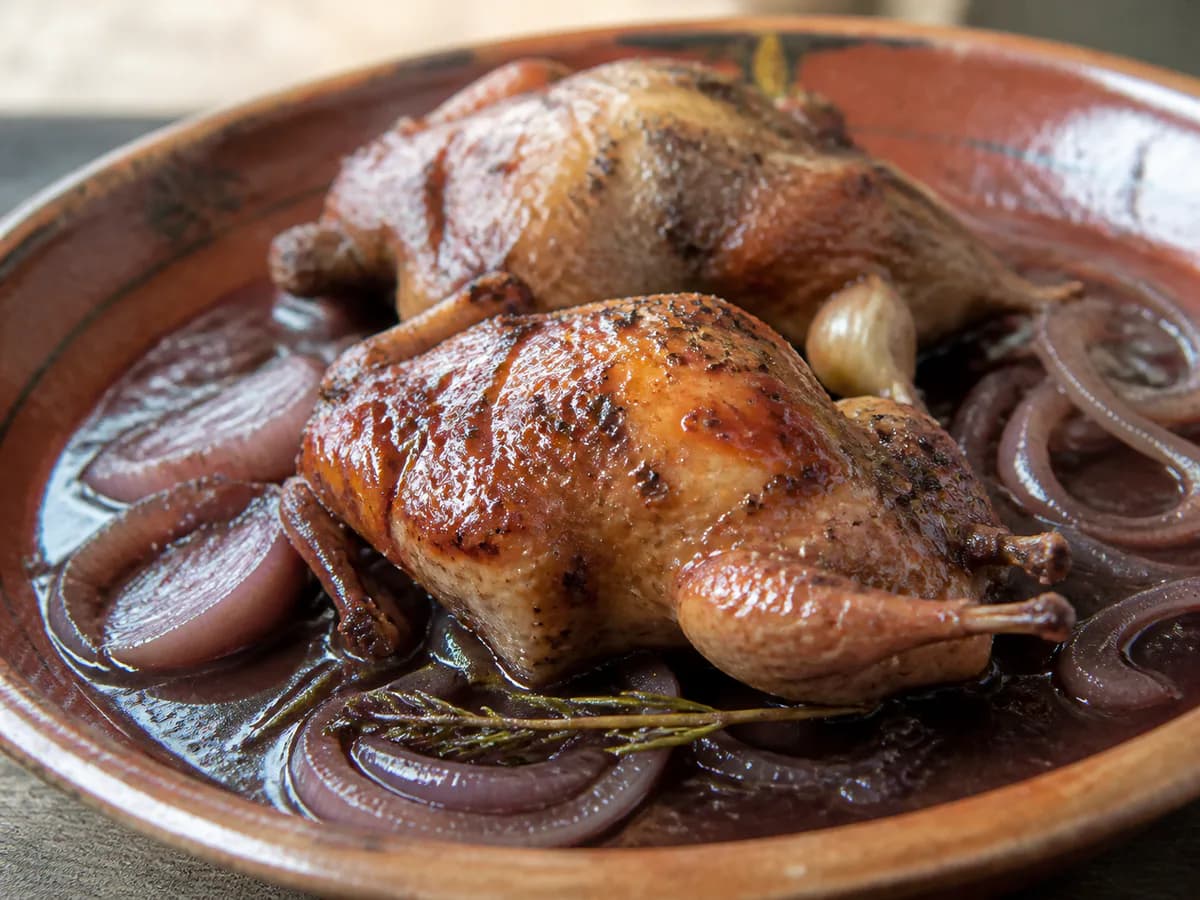 Pormenor de uma porção de Codornizes Assadas no Forno em Vinho Tinto