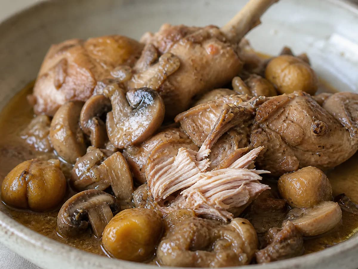 Pormenor de uma porção de Coelho com Castanhas e Cogumelos