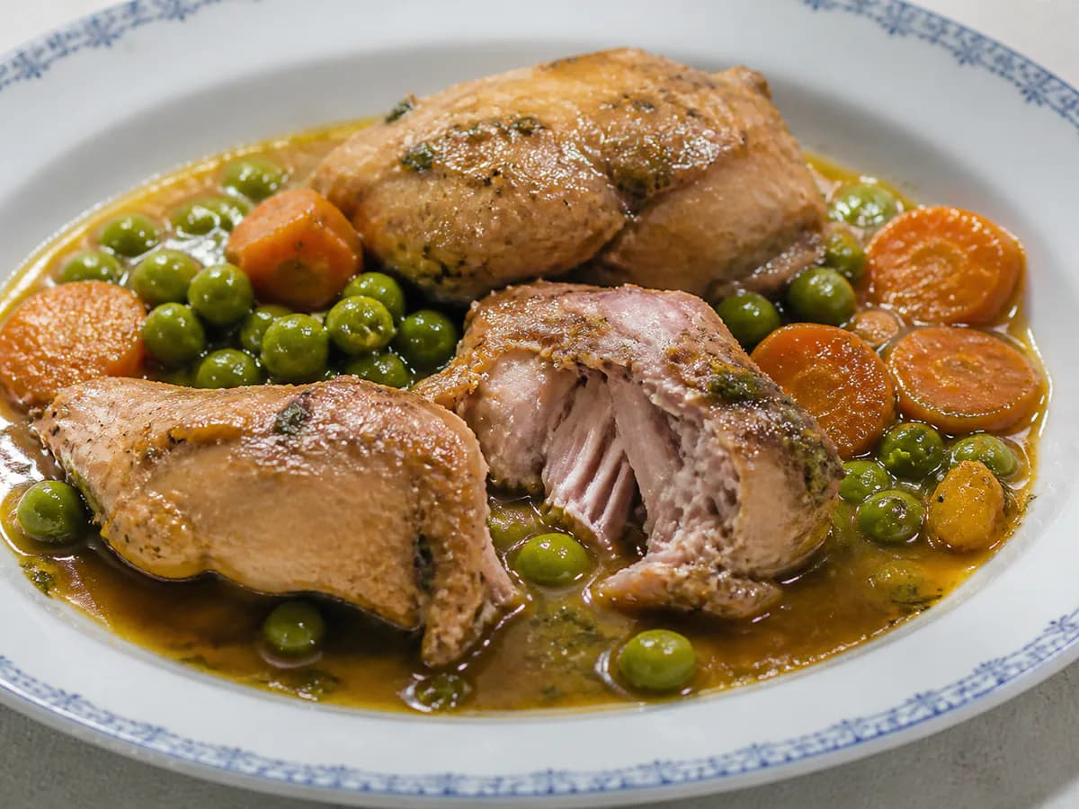 Pormenor de uma porção de Coelho Guisado com Ervilhas e Cenouras