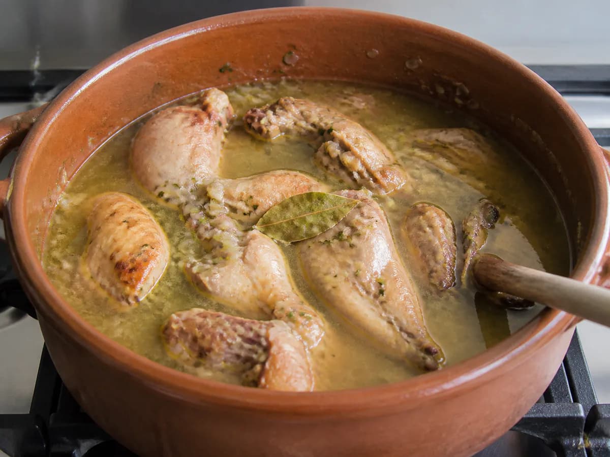 Preparação de Coelho Guisado com Ervilhas e Cenouras durante a confeção