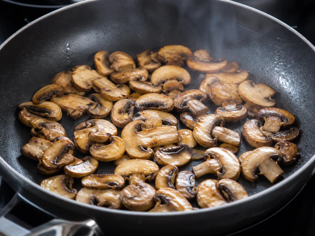 Preparação de Cogumelos Salteados com Alho e Salsa durante a confeção