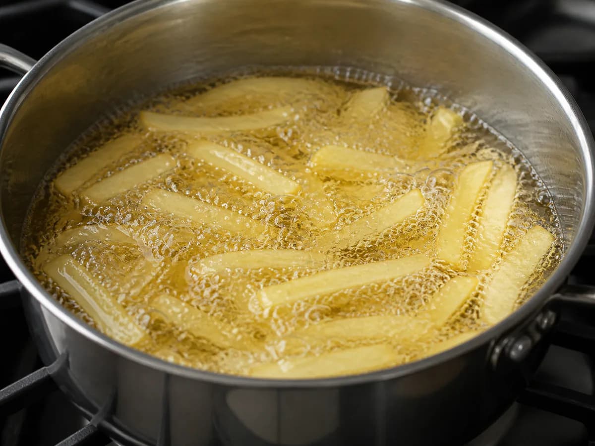 Preparação de Como Fazer Batatas Fritas Crocantes Perfeitas durante a confeção