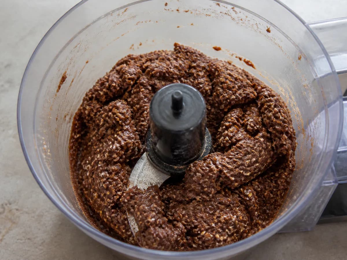Preparação de Bolachas Veggie de Abacate e Cacau durante a confeção