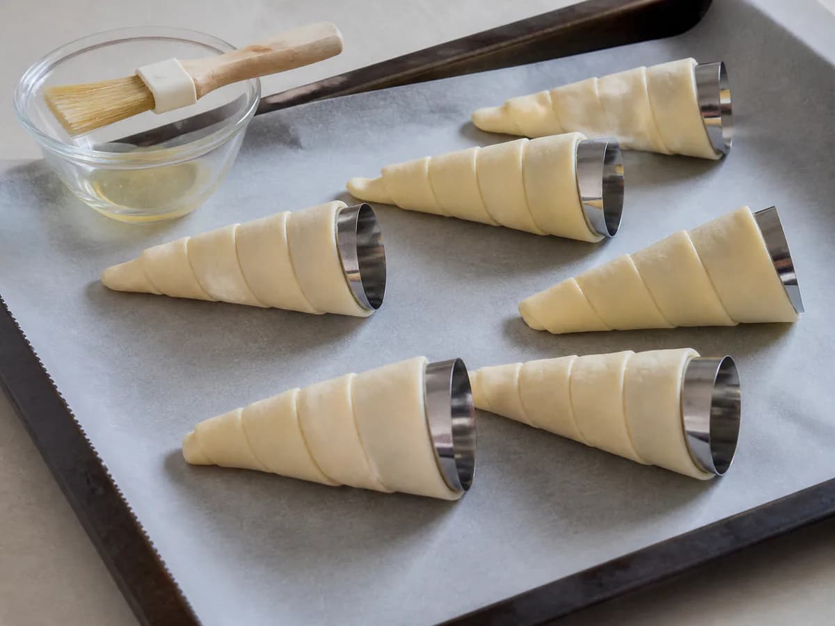 Preparação de Cornucópias com Creme de Pasteleiro durante a confeção