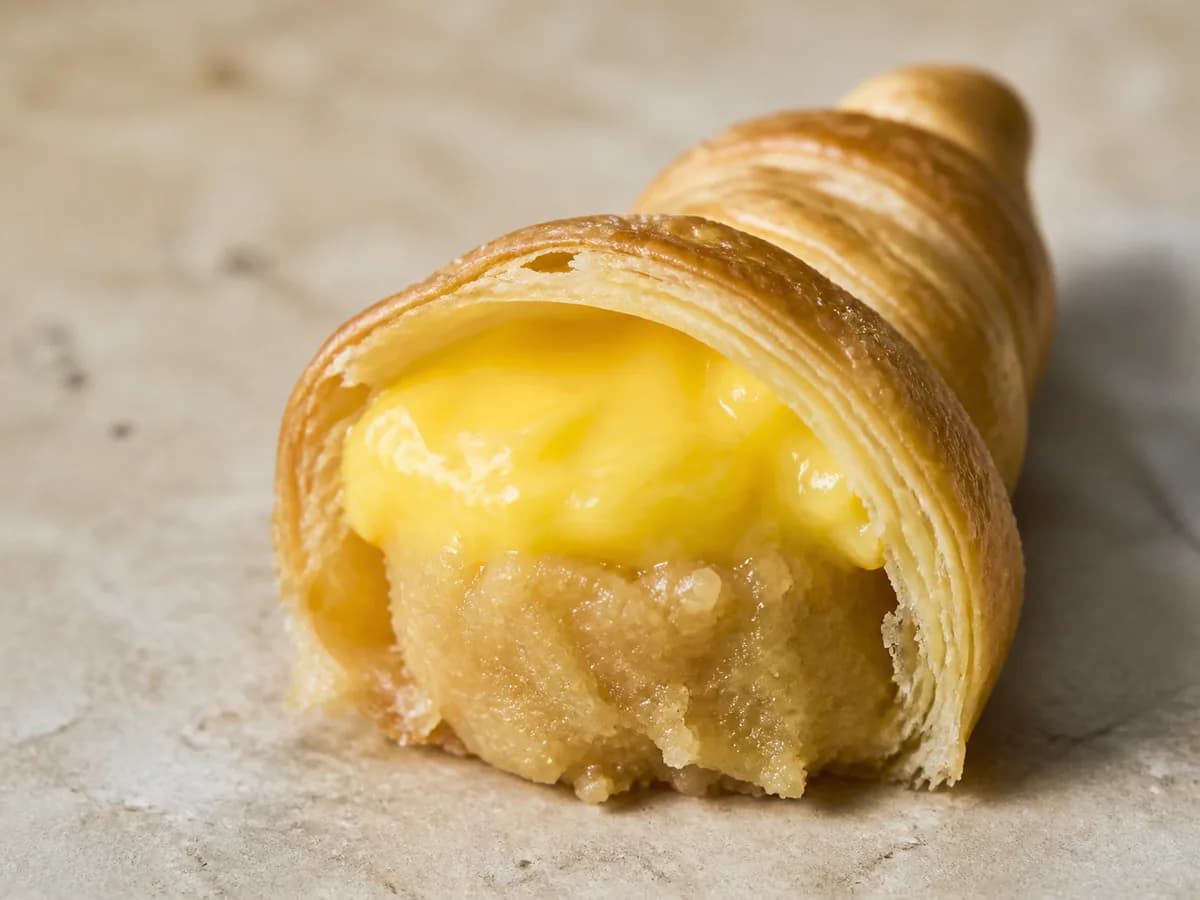 Pormenor de uma porção de Cornucópias Recheadas com Doce de Amêndoa e Ovos Moles