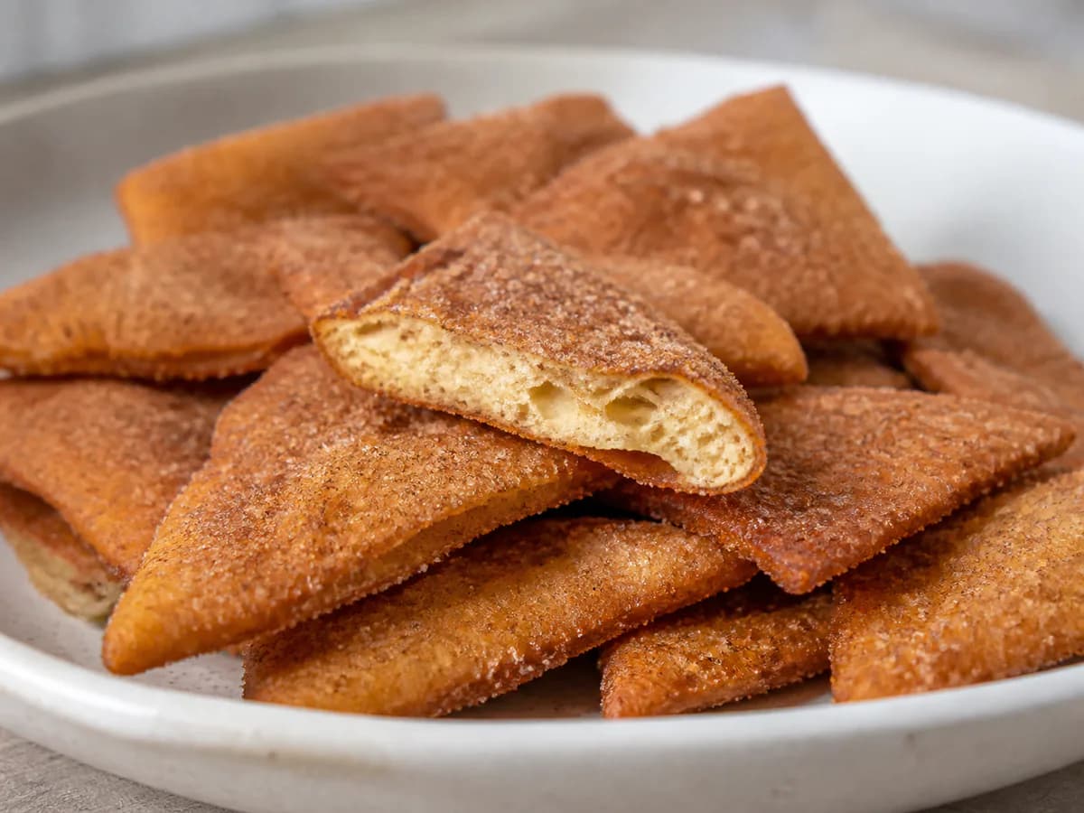 Pormenor de uma porção de Coscorões com Erva-Doce e Aguardente