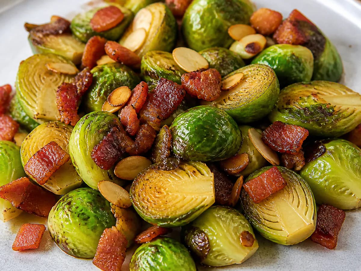 Pormenor de uma porção de Couve de Bruxelas Salteada com Bacon e Amêndoas