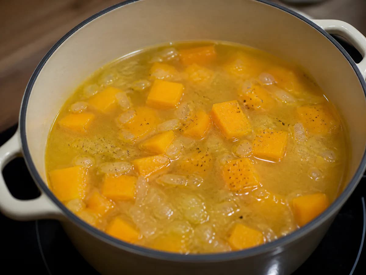 Preparação de Creme de Abóbora com Gengibre e Laranja durante a confeção