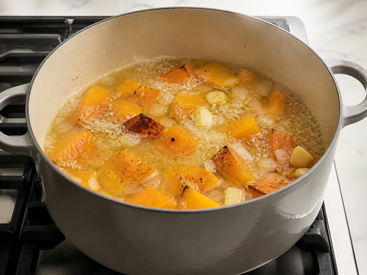 Preparação de Creme de Abóbora Assada com Laranja e Gengibre durante a confeção