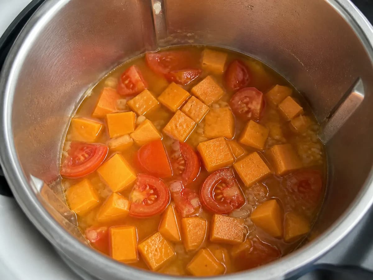 Preparação de Creme de Batata Doce e Tomate na Bimby durante a confeção