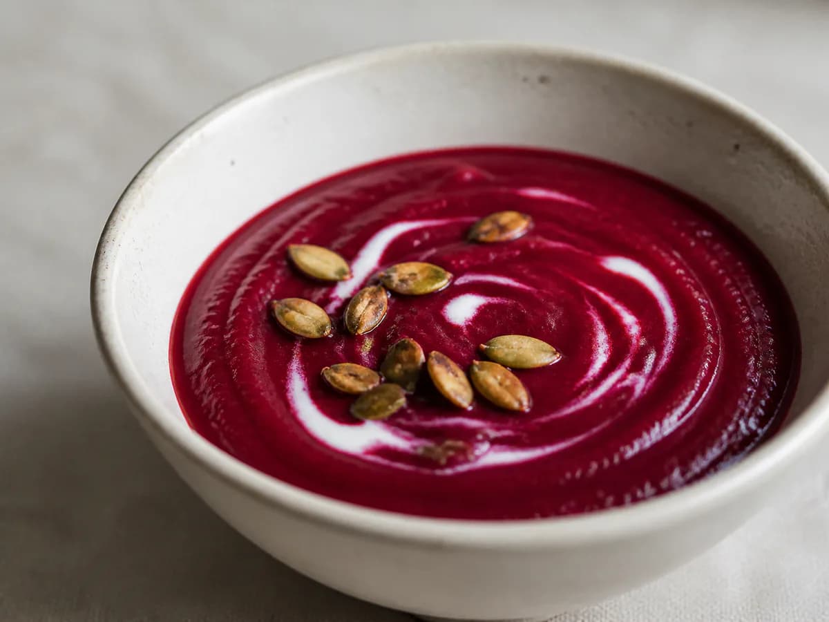 Pormenor de uma porção de Creme de Beterraba Assada com Gengibre