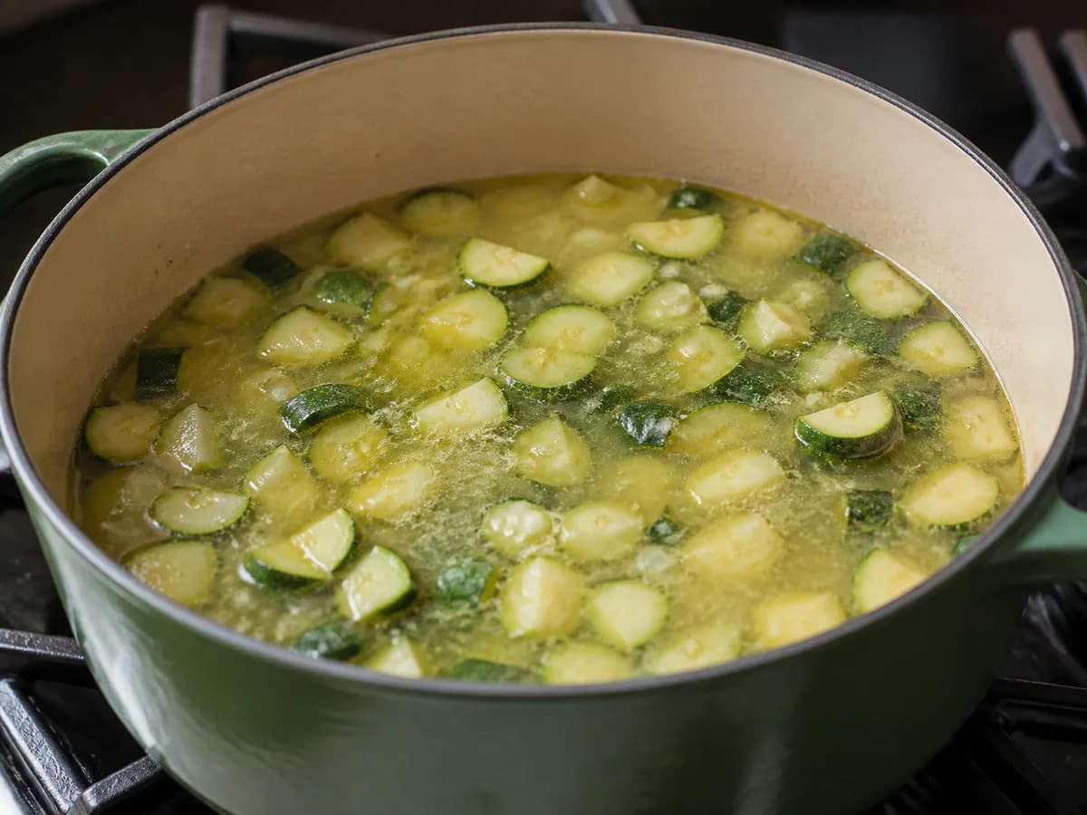 Preparação de Creme de Courgetes Cremoso durante a confeção