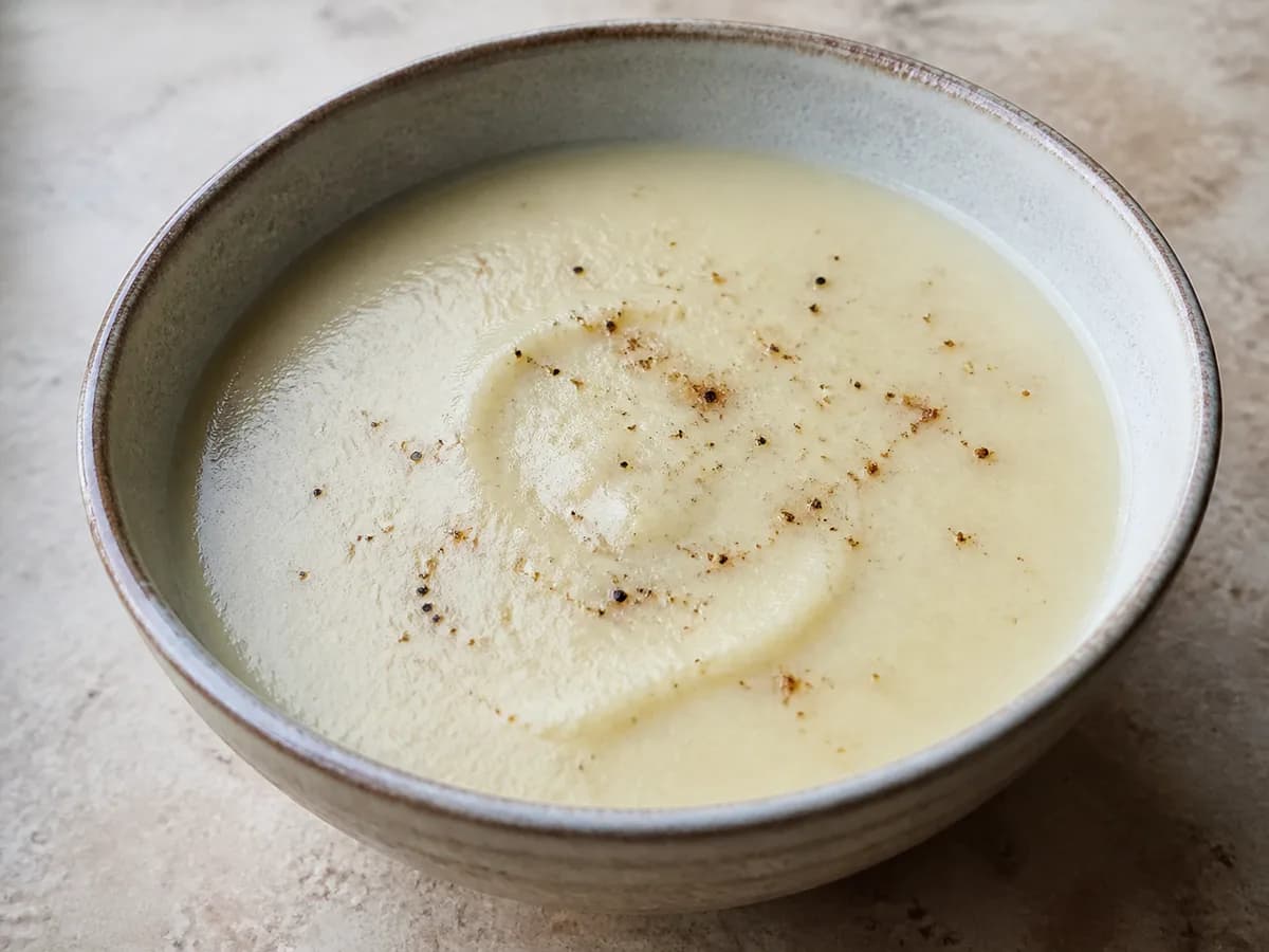 Pormenor de uma porção de Creme de Couve-Flor com Alho Francês