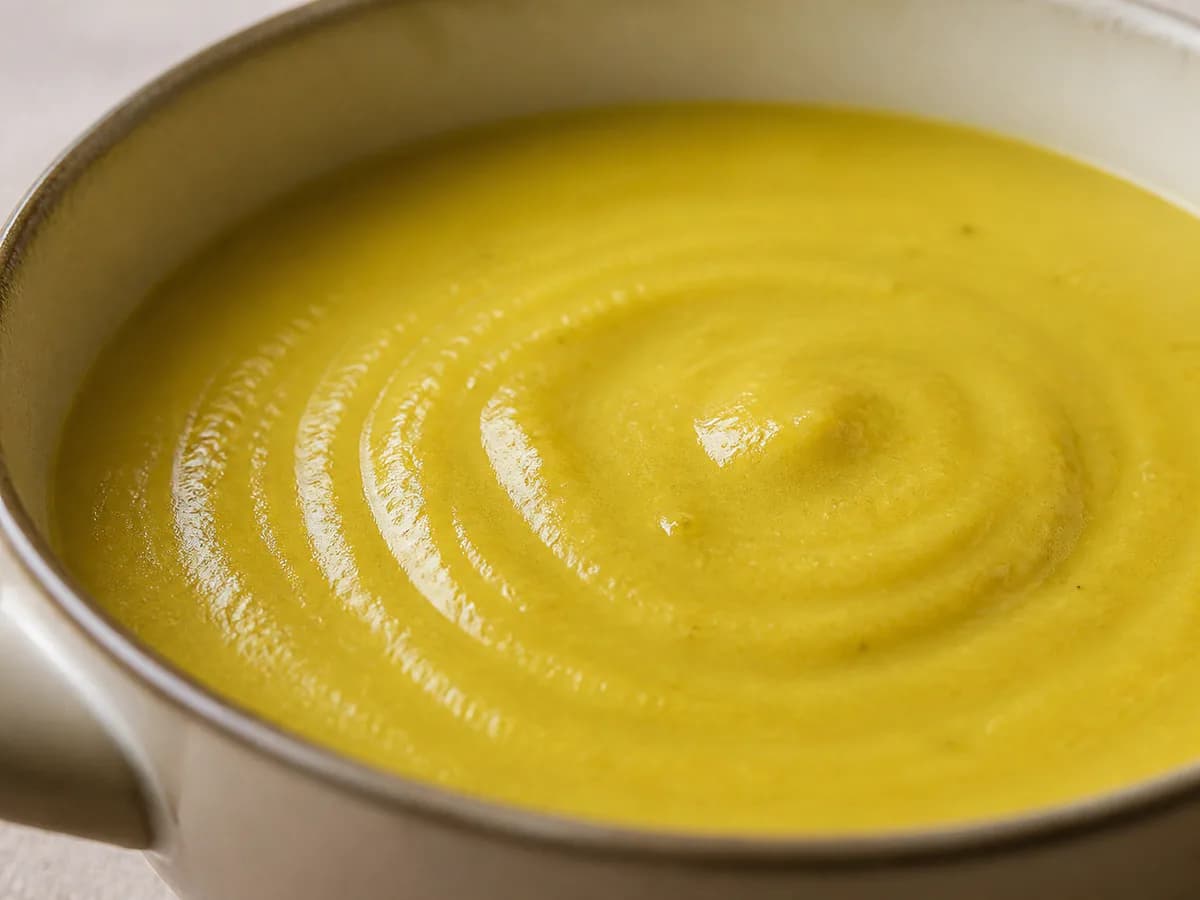 Pormenor de uma porção de Creme de Couves de Bruxelas e Abóbora