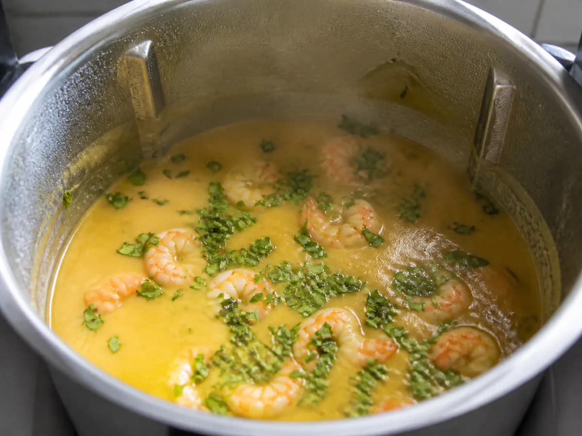 Preparação de Creme de Legumes com Coentros e Camarão (Bimby) durante a confeção