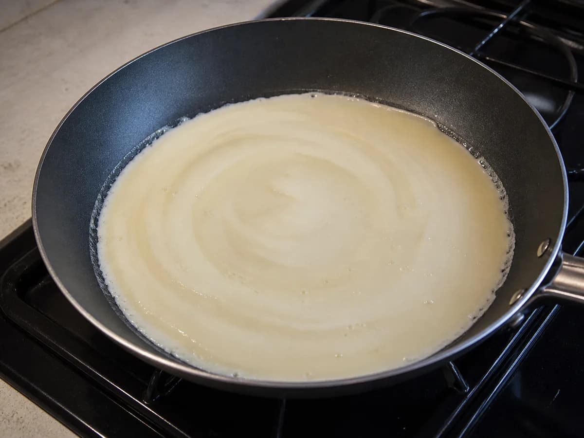 Preparação de Crepes com Gelado durante a confeção