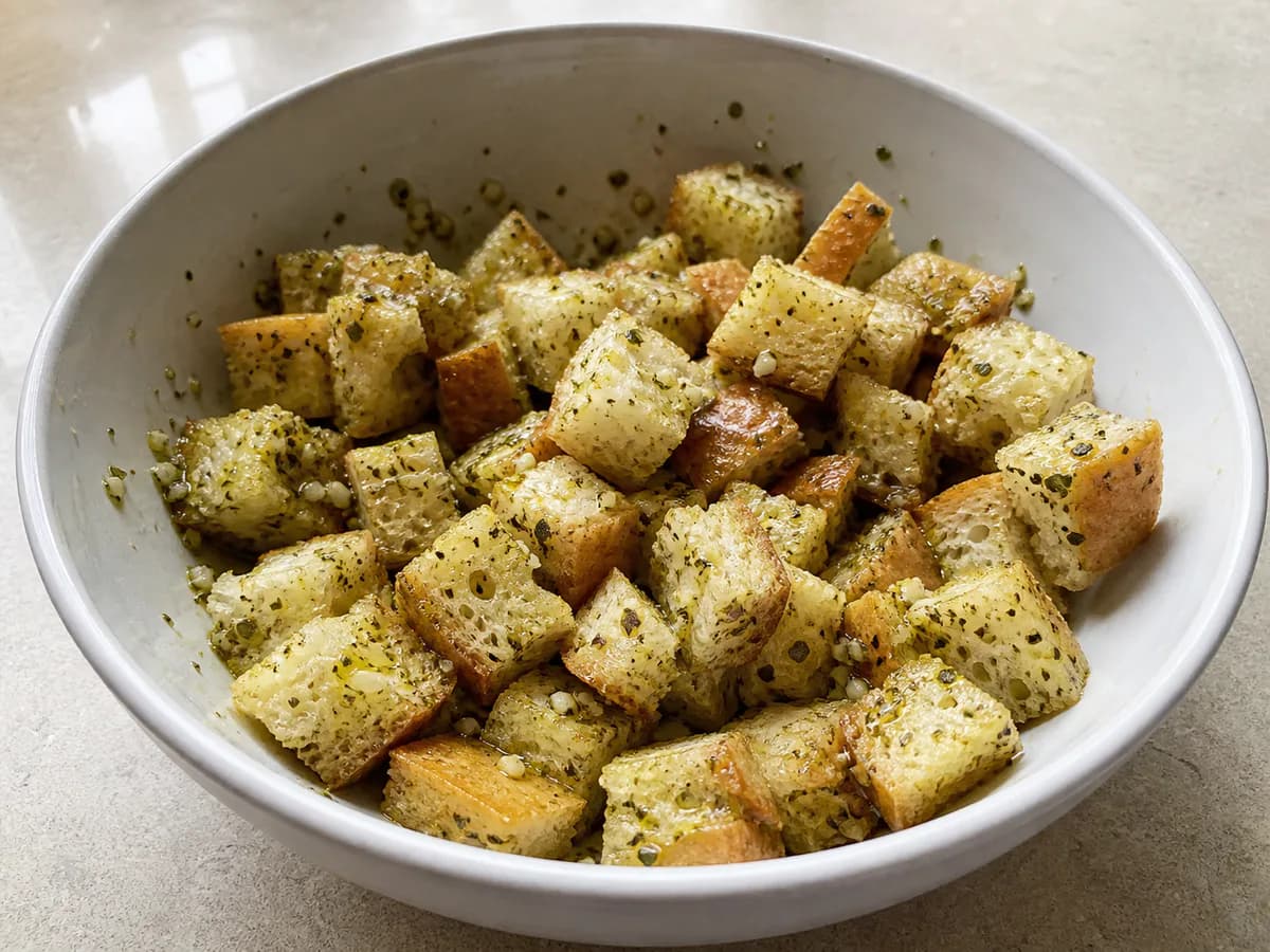 Preparação de Croutons de Alho com Orégãos durante a confeção