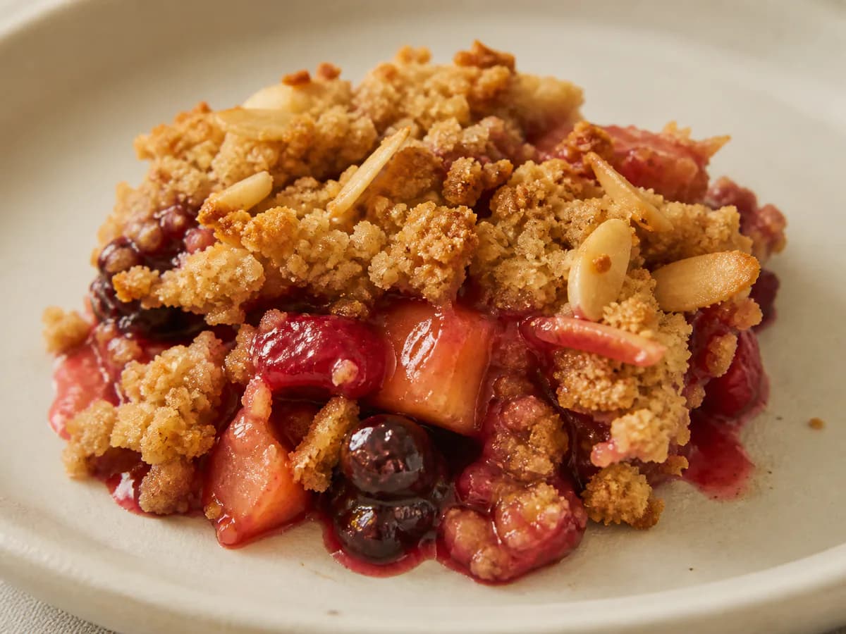 Pormenor de uma porção de Crumble de Frutos Vermelhos e Maçãs Aromatizado com Especiarias
