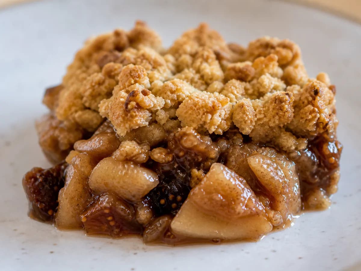 Pormenor de uma porção de Crumble de Maçã e Figos Secos com Vinho do Porto