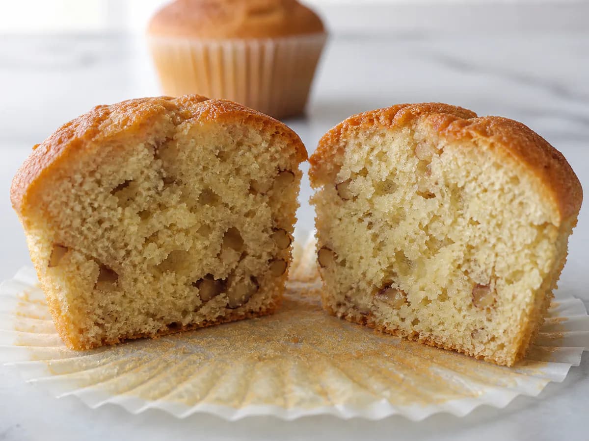 Pormenor de uma porção de Cupcakes de Nozes Bimby