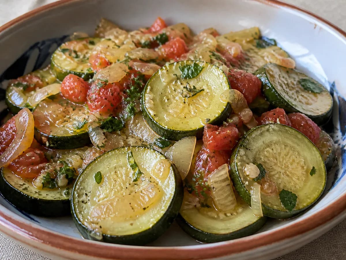 Pormenor de uma porção de Curgete à Provençal