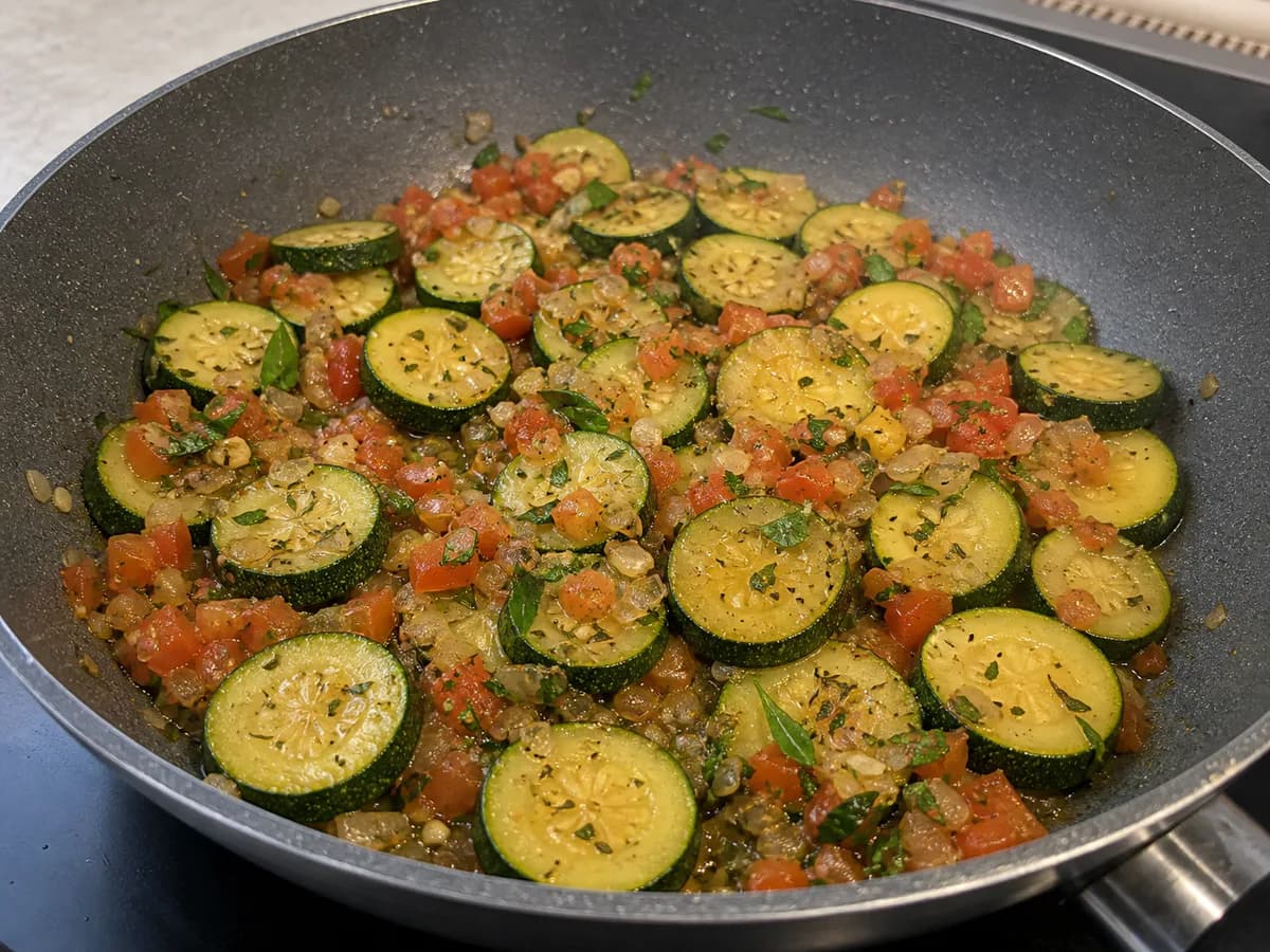 Preparação de Curgete à Provençal durante a confeção
