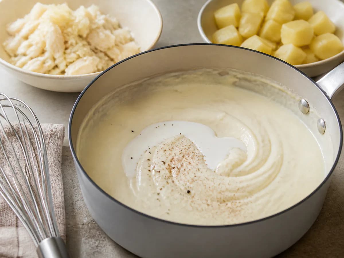Preparação de Bacalhau com Natas - Um Clássico Que Nunca Falha durante a confeção