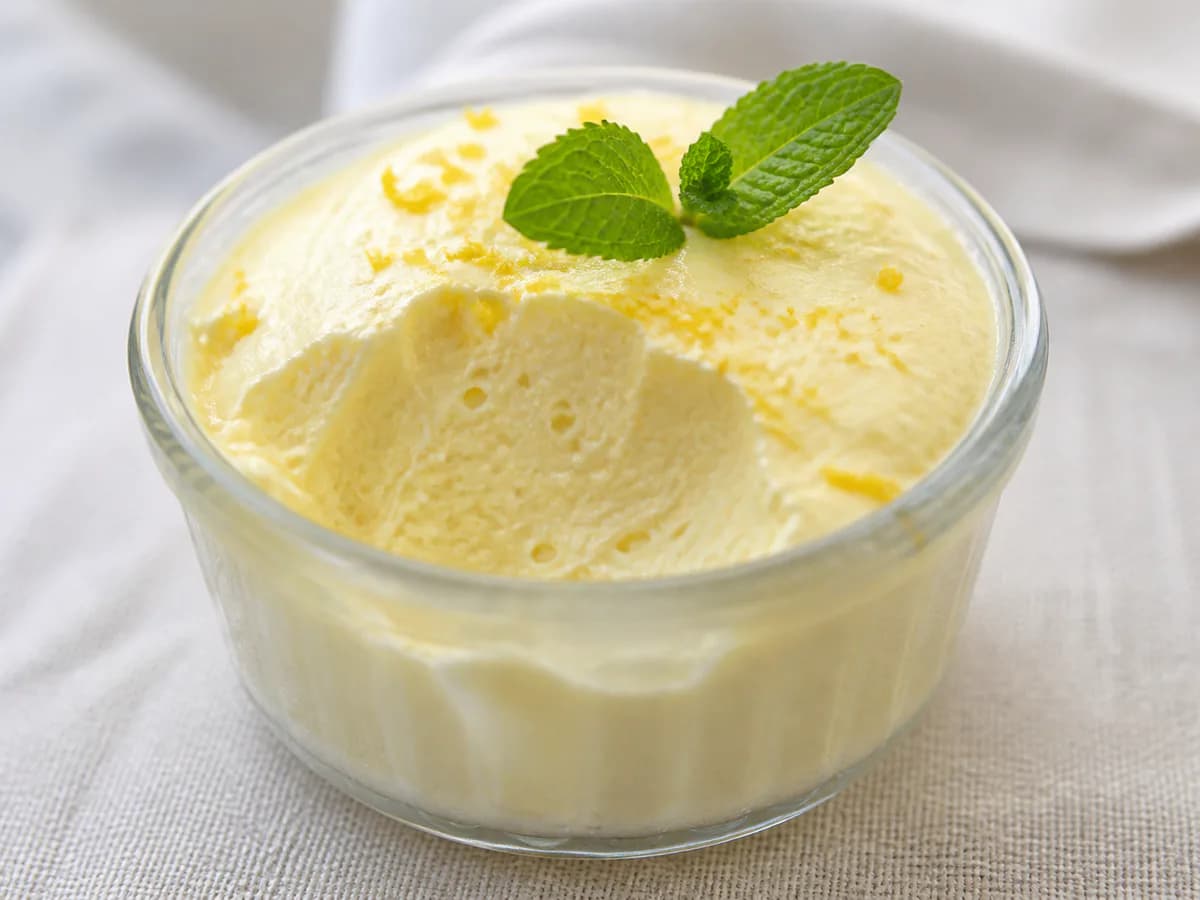 Pormenor de uma porção de Mousse de Limão com Natas