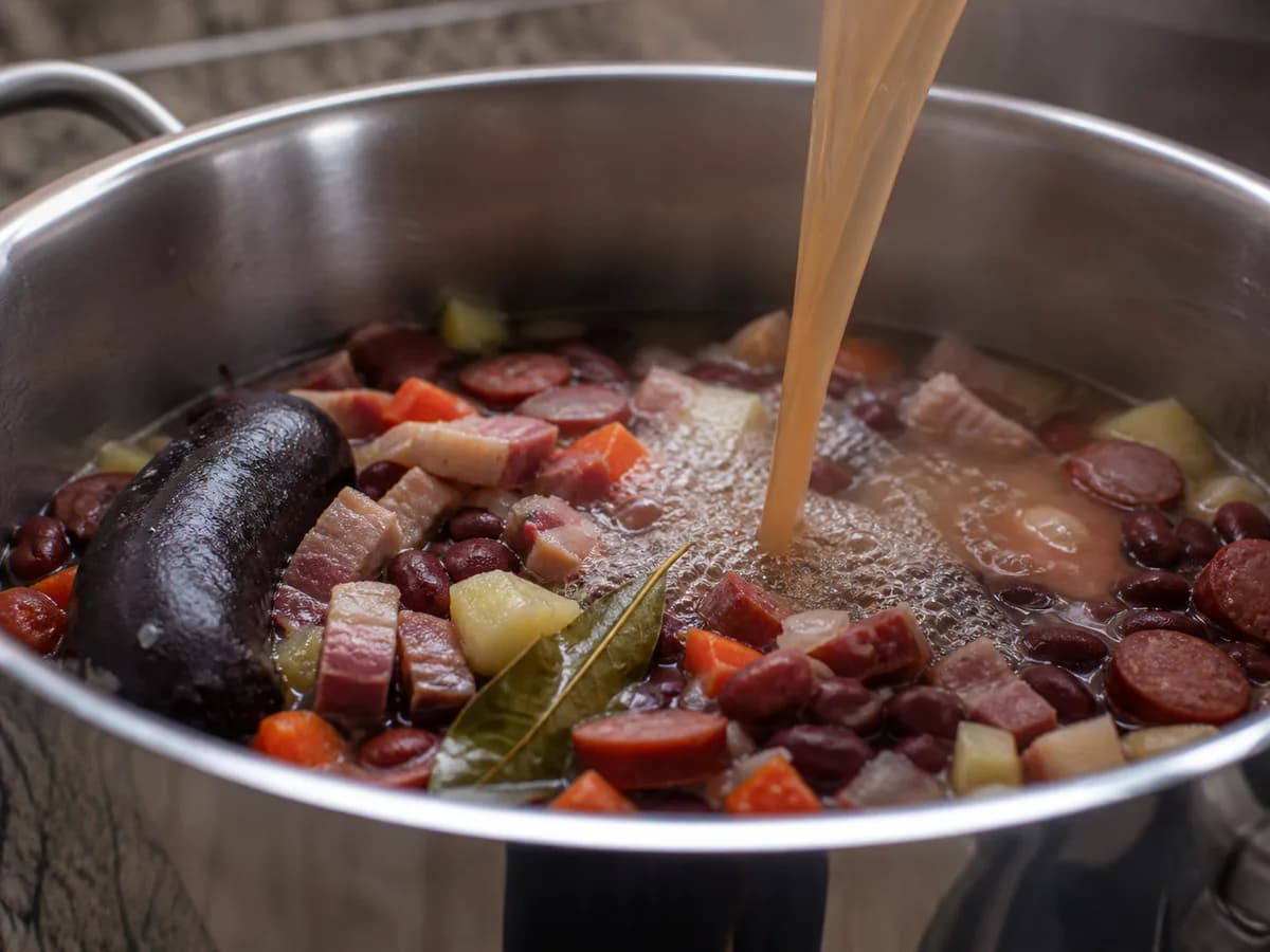 Preparação de Sopa da Pedra com Morcela e Couve Lombarda durante a confeção